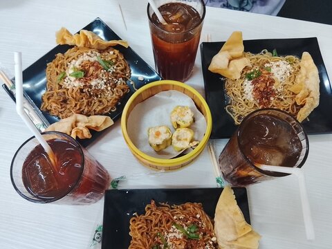 mie gacoan and tea
