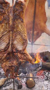 Chancho a la cruz y cerdo asado ahumado al fuego de le&ntilde;a en tradicional barbecue sudamericano al aire libre. 