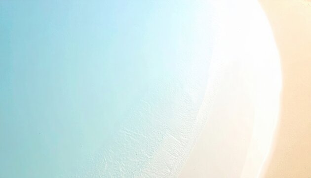 Vista a&eacute;rea de un oc&eacute;ano turquesa tranquilo encontr&aacute;ndose con una playa de arena suave creando un fondo natural sereno