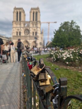 Cadenas devant Notre-Dame de Paris