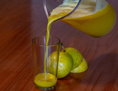 jarra com suco de maracuj&aacute;