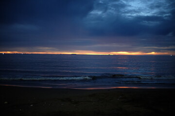 Fototapeta premium Coastal Sunset Under Heavy Clouds