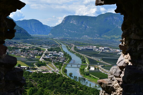 Blick von Castelfeder in Etschtal in S&uuml;dtirol 
