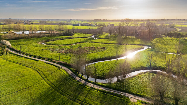 Meandres d'un ruisseau dans la campagne des flandres fran&ccedil;aises