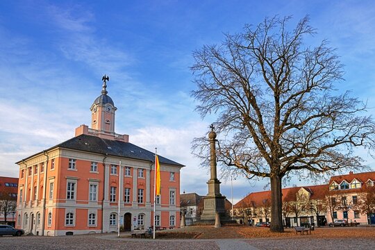 templin, deutschland - altes rathaus mit gedenks&auml;ule am marktplatz
