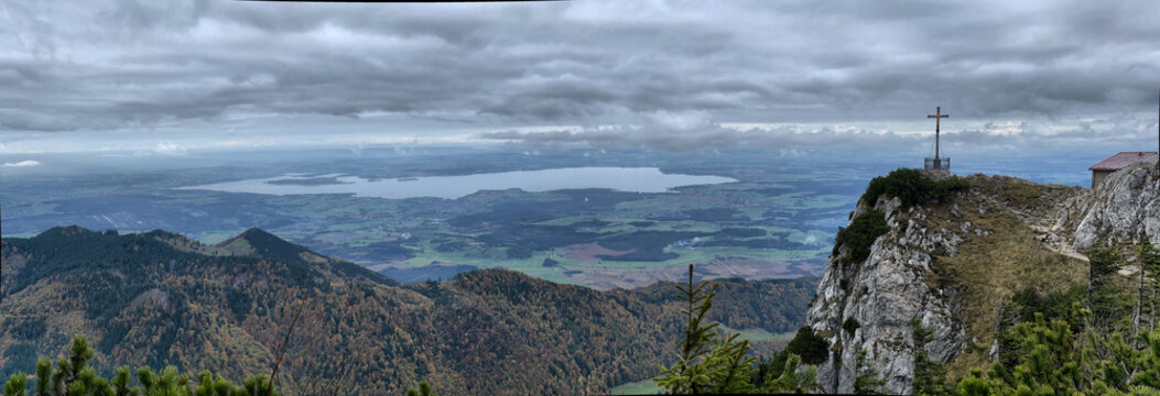 Panorama vom Gipfelkreuz des Hochfelln mit Blick auf den Chiemsee, Alpen, Chiemgau, Bayern, Deutschland