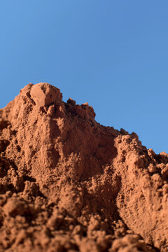Primer plano de una monta&ntilde;a de cacao en polvo sobre fondo azul
