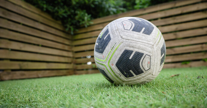 balon de futbol en cesped preparado par jugar