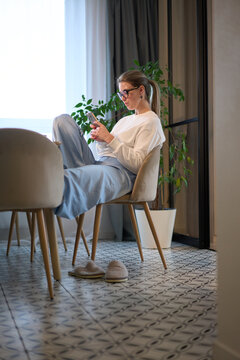 Leisurely Scroll in Soft Daylight With a Restful Posture