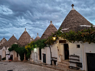 wieczorne Alberobello z domkami trulli - Apulia Italy © Jacek