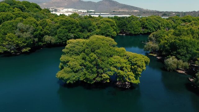  Lago de Cam&eacute;cuaro en Michoac&aacute;n desde vista de drone