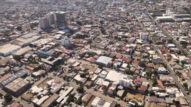 Vista a&eacute;rea de fraccionamientos residenciales, autopista urbana y colonias en los cerros de Tijuana, Baja California, M&eacute;xico