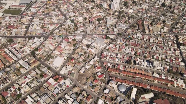 Vista a&eacute;rea de fraccionamientos residenciales, autopista urbana y colonias en los cerros de Tijuana, Baja California, M&eacute;xico