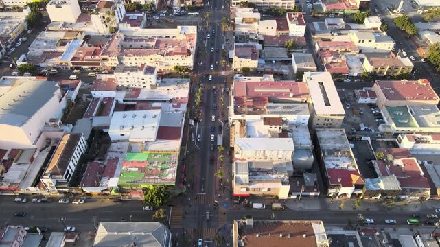 Vista a&eacute;rea de avenida emblem&aacute;tica en el centro de Tijuana al atardecer, Baja California, M&eacute;xico
