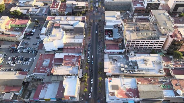 Vista a&eacute;rea de avenida emblem&aacute;tica en el centro de Tijuana al atardecer, Baja California, M&eacute;xico