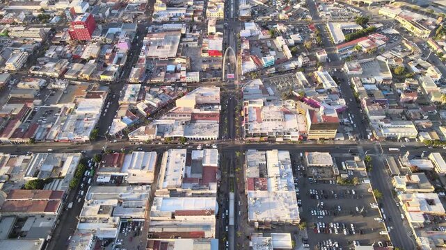 Vista a&eacute;rea cenital del Arco de Tijuana y la Avenida Revoluci&oacute;n al atardecer, Baja California, M&eacute;xico