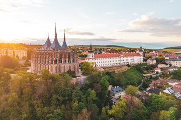 Obraz premium A view of Saint Barbara's Church and Jesuit College in Kutna Hora during the evening. The site is part of a UNESCO World Heritage Site and showcases historic architecture.