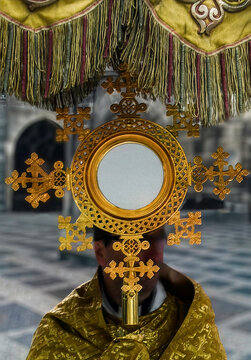 Devant une &eacute;glise, un pr&ecirc;tre v&ecirc;tu de somptueux v&ecirc;tements dor&eacute;s tient un ostensoir richement orn&eacute; sous un dais &agrave; franges