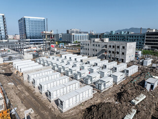containerized energy storage systems arranged on an urban construction site © zhu difeng