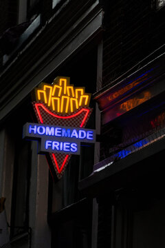 Pommes Logo als Neon Zeichen