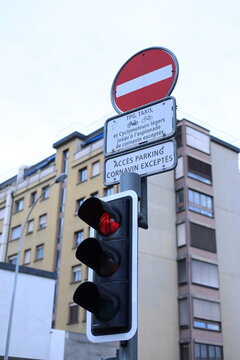 Panneau d&rsquo;interdiction et acc&egrave;s r&eacute;glement&eacute; dans une rue urbaine &agrave; Gen&egrave;ve