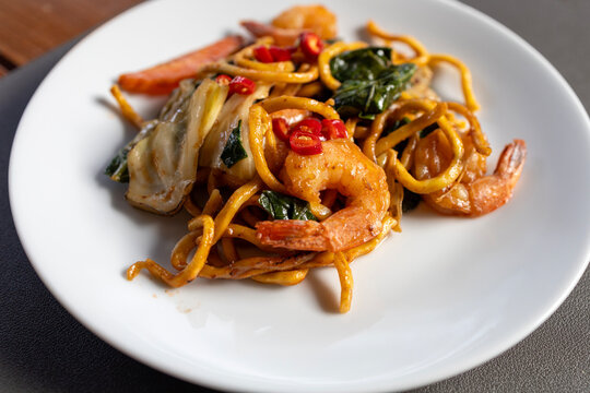 Delcious Spicy Thai Noodles with Prawns 