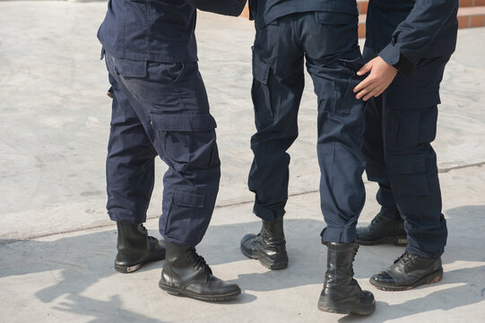 Riot police control the crowd refresher training using hand signals as symbols in accordance with the public assembly control Act 