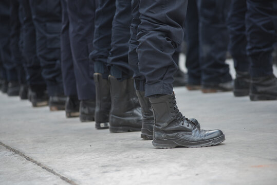 Riot police control the crowd refresher training using hand signals as symbols in accordance with the public assembly control Act .