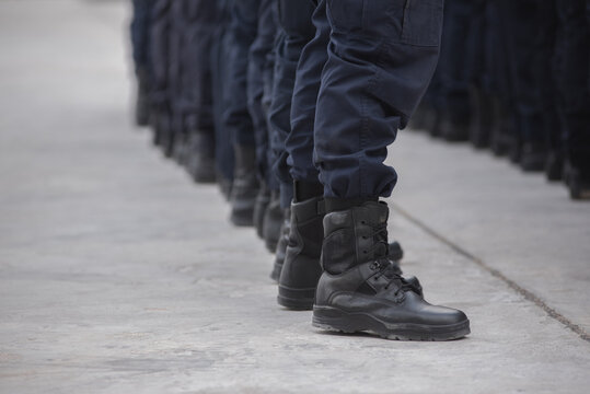 Riot police control the crowd refresher training using hand signals as symbols in accordance with the public assembly control Act .