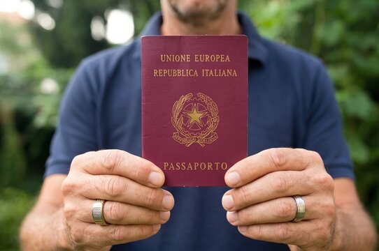 Homem segurando passaporte italiano em ambiente externo