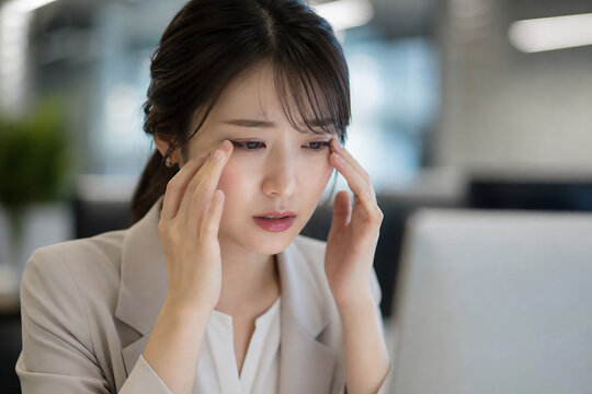 パソコン作業で眼精疲労に悩む若い日本人女性 Generative AI