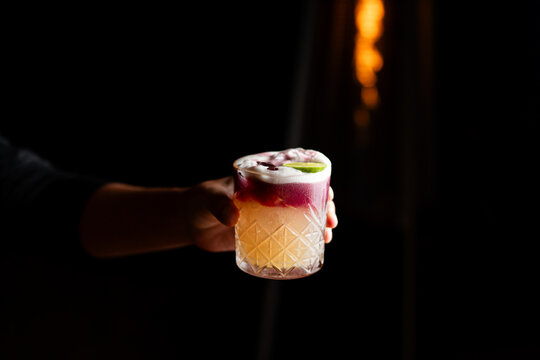 Coctel de dos colores y lim&oacute;n