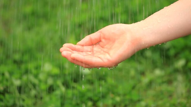 手に当たる水しぶき