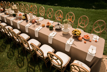 Grand safari inspired outdoor feast with sculptural seating tropical florals and curated fruit styling captured in glowing afternoon light © Nele