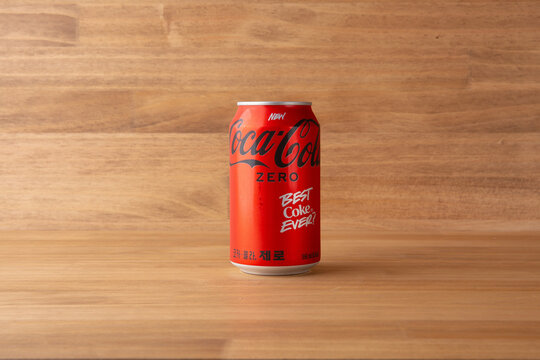 A can of Coca-Cola Zero on a wooden table with copy space 넓은 여백이 있는 나무 테이블 위에 놓인 코카콜라 제로 캔 (에디토리얼)