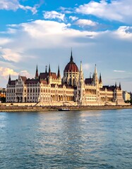 Obraz premium A large ornate building with a dome and spires on the waterfront