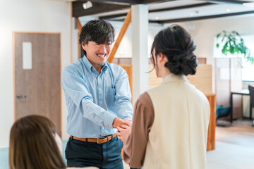 Obraz premium Businessmen shake hands in a company office to greet each other, introduce themselves, and sign contracts.