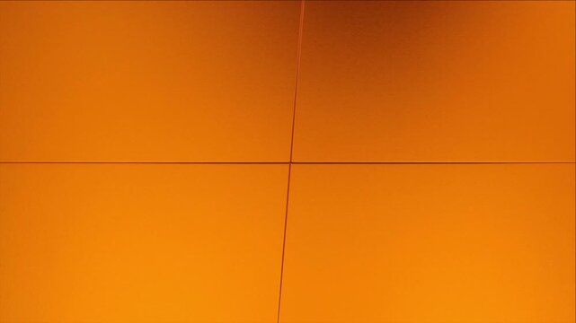 課題解決と強固な基盤構築を表現するアンバー色アルミニウムパズルの同化背景ビデオ