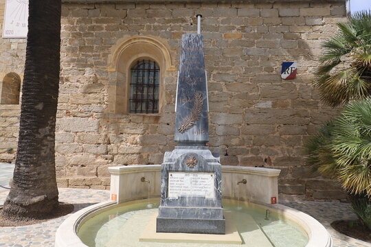 Monument aux morts de la premi&egrave;re guerre mondiale, ville de Grimaud, d&eacute;partement du Var, France