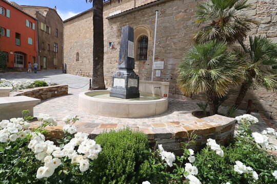 Monument aux morts de la premi&egrave;re guerre mondiale, ville de Grimaud, d&eacute;partement du Var, France
