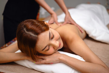 Obraz premium Relaxed woman lies on massage table