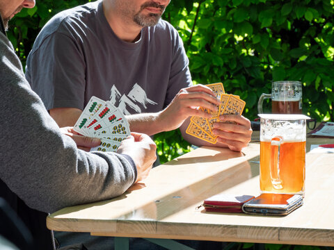 M&auml;nner beim Kartenspielen im Biergarten