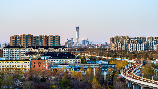 The panoramic view of Beijing's elevated rail transit and the skyline of China Zun in the CBD are captured together.