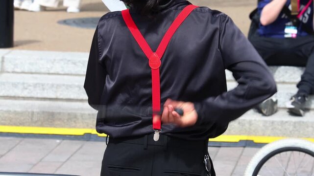 Juggling boosts brain development. Circus lessons in the summer park.
