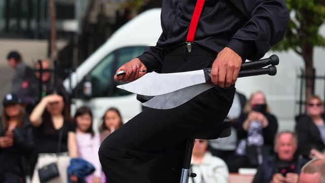 Juggling boosts brain development. Circus lessons in the summer park.