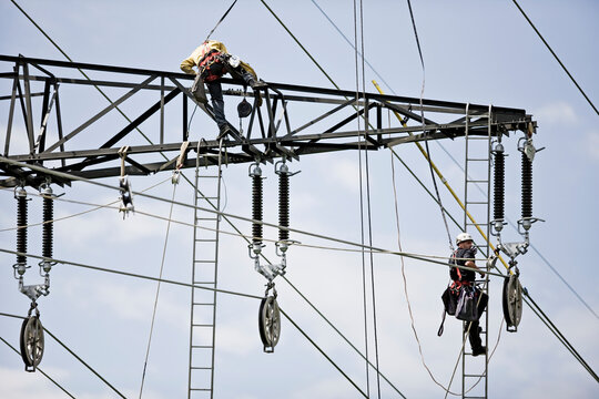 Installer during installation of high-voltage power line
