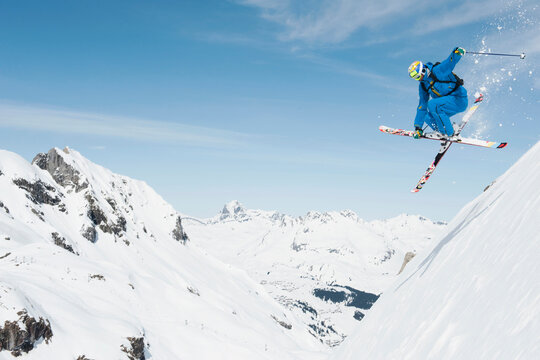 Austria, Arlberg, Man skiing downhill, doing jump