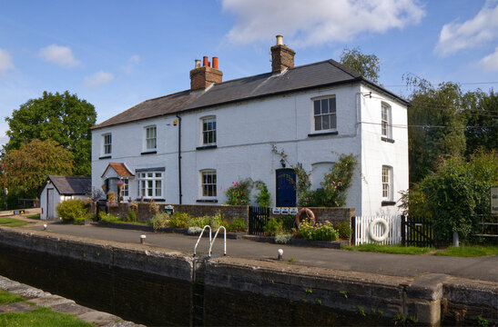Lockkeepers cottages, Lock 48, Grand Union Canal, Dudsworth,  Berkhampstead, Hertfordshire