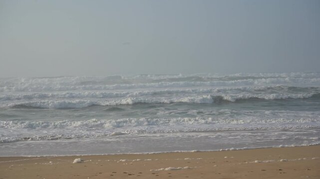 Vagues de l&rsquo;oc&eacute;an Atlantique sur la plage de Soustons dans les Landes