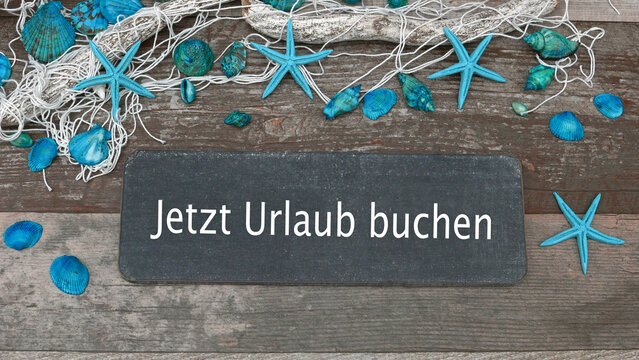 Jetzt Urlaub buchen &ndash; Werbebanner f&uuml;r Reiseb&uuml;ros mit maritimer Dekoration auf Holzgrunhintergrund.